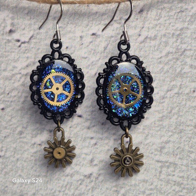 Boucles d'oreilles noires avec des paillettes -breloques fleurs asymétriques