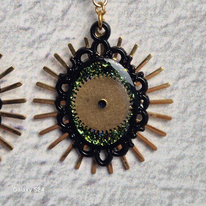 Boucles d'oreilles noires avec des paillettes et pendentif soleil