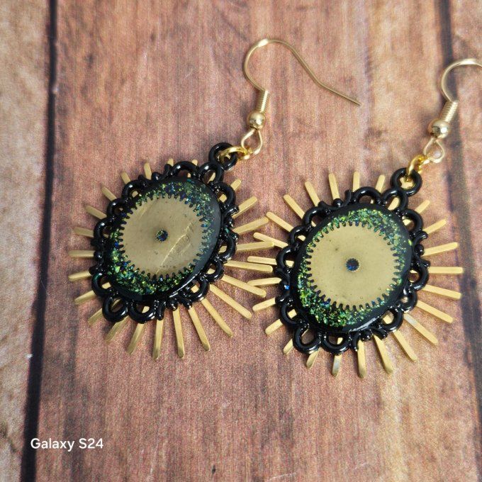 Boucles d'oreilles noires avec des paillettes et pendentif soleil