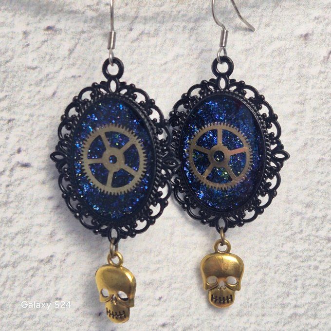 Boucles d'oreilles noires avec des paillettes et breloques tête de mort